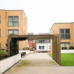 Spacious 2Br 2Ba Ground Floor Apartment In Rg2 - Ideal For Contractors & Business Stays, Free Parking & Sleeps Up To 7!