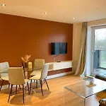 Spacious 2Br 2Ba Ground Floor Apartment In Rg2 - Ideal For Contractors & Business Stays, Free Parking & Sleeps Up To 7!