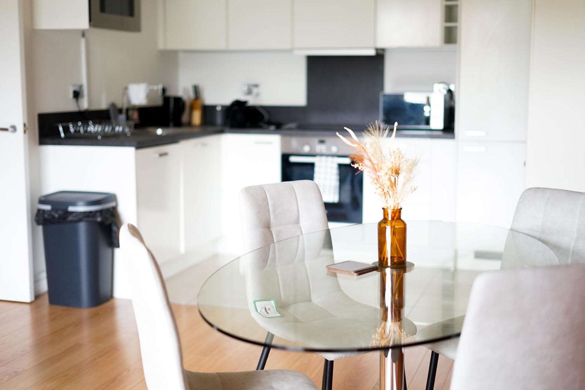 Spacious 2br 2ba Ground Floor In Rg2 - Ideal For Contractors & Business Stays, Free Parking & Sleeps Up To 7! * Reading