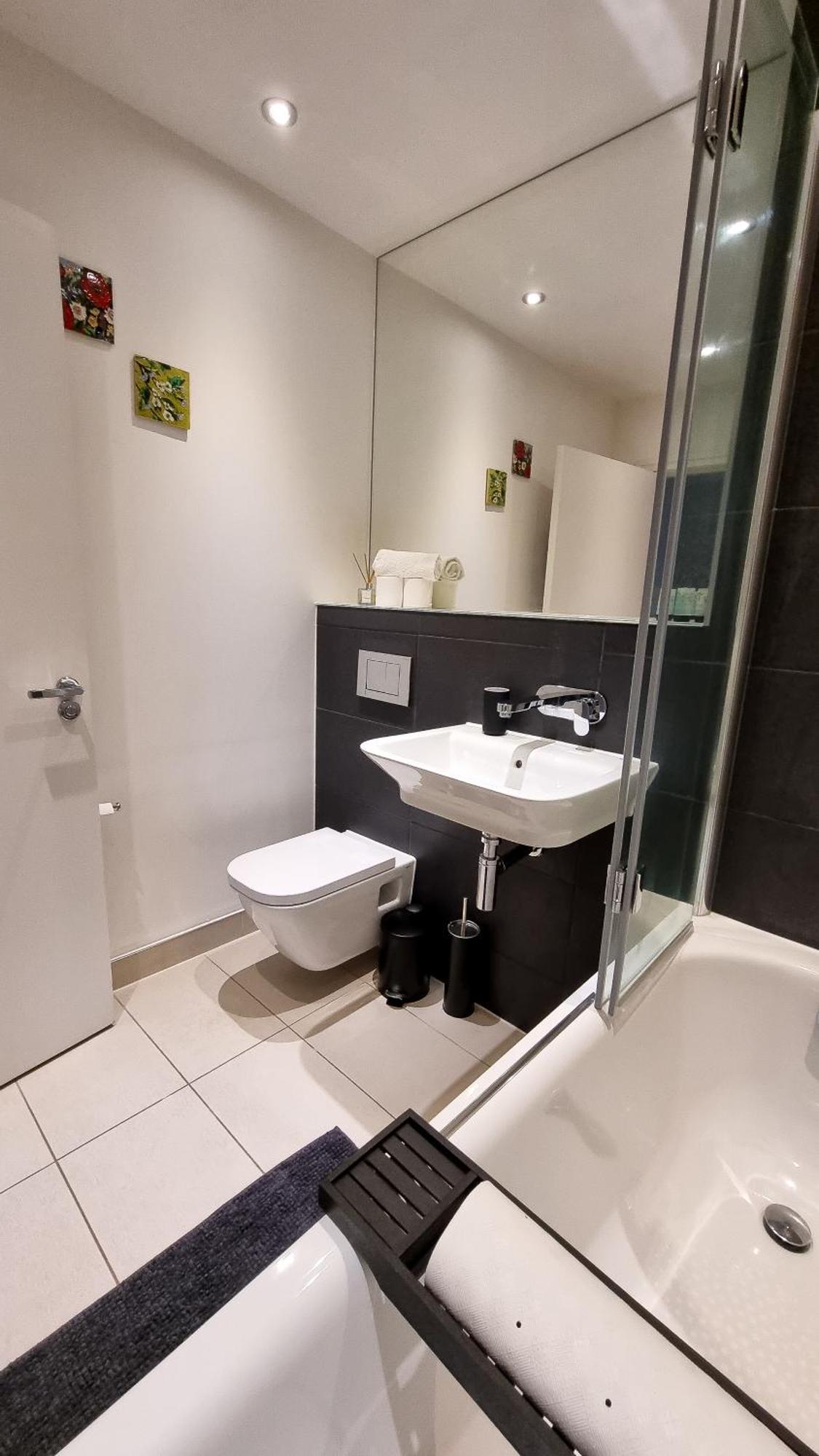 Spacious 2br 2ba Ground Floor In Rg2 - Ideal For Contractors & Business Stays, Free Parking & Sleeps Up To 7!