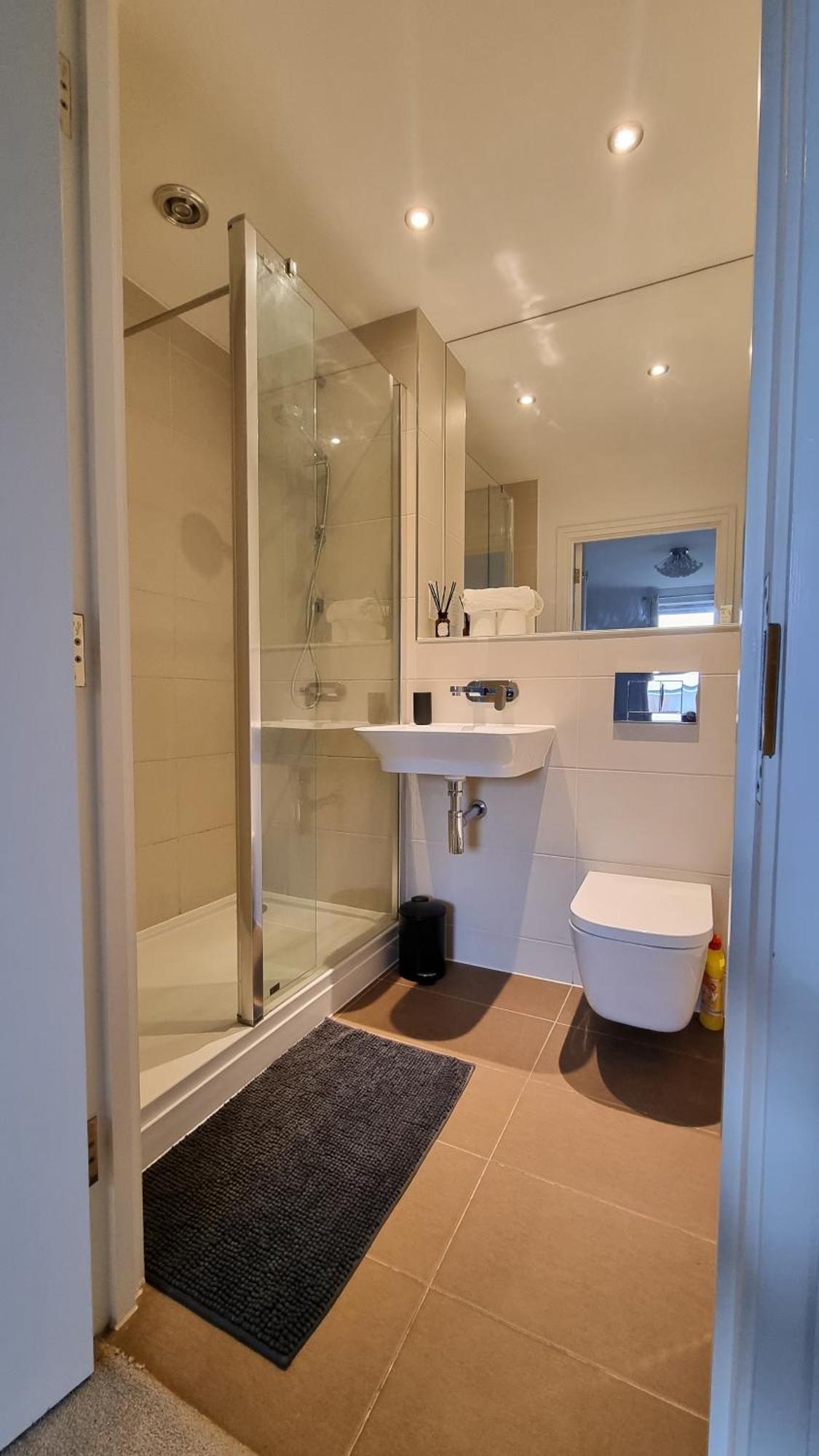 Spacious 2br 2ba Ground Floor In Rg2 - Ideal For Contractors & Business Stays, Free Parking & Sleeps Up To 7!