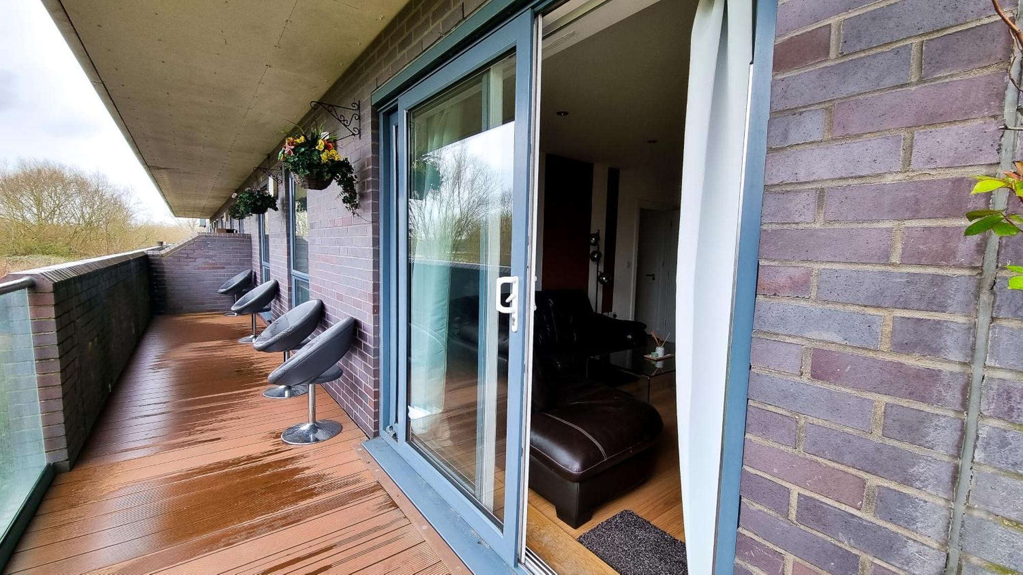 Spacious 2br 2ba Ground Floor In Rg2 - Ideal For Contractors & Business Stays, Free Parking & Sleeps Up To 7! Reading