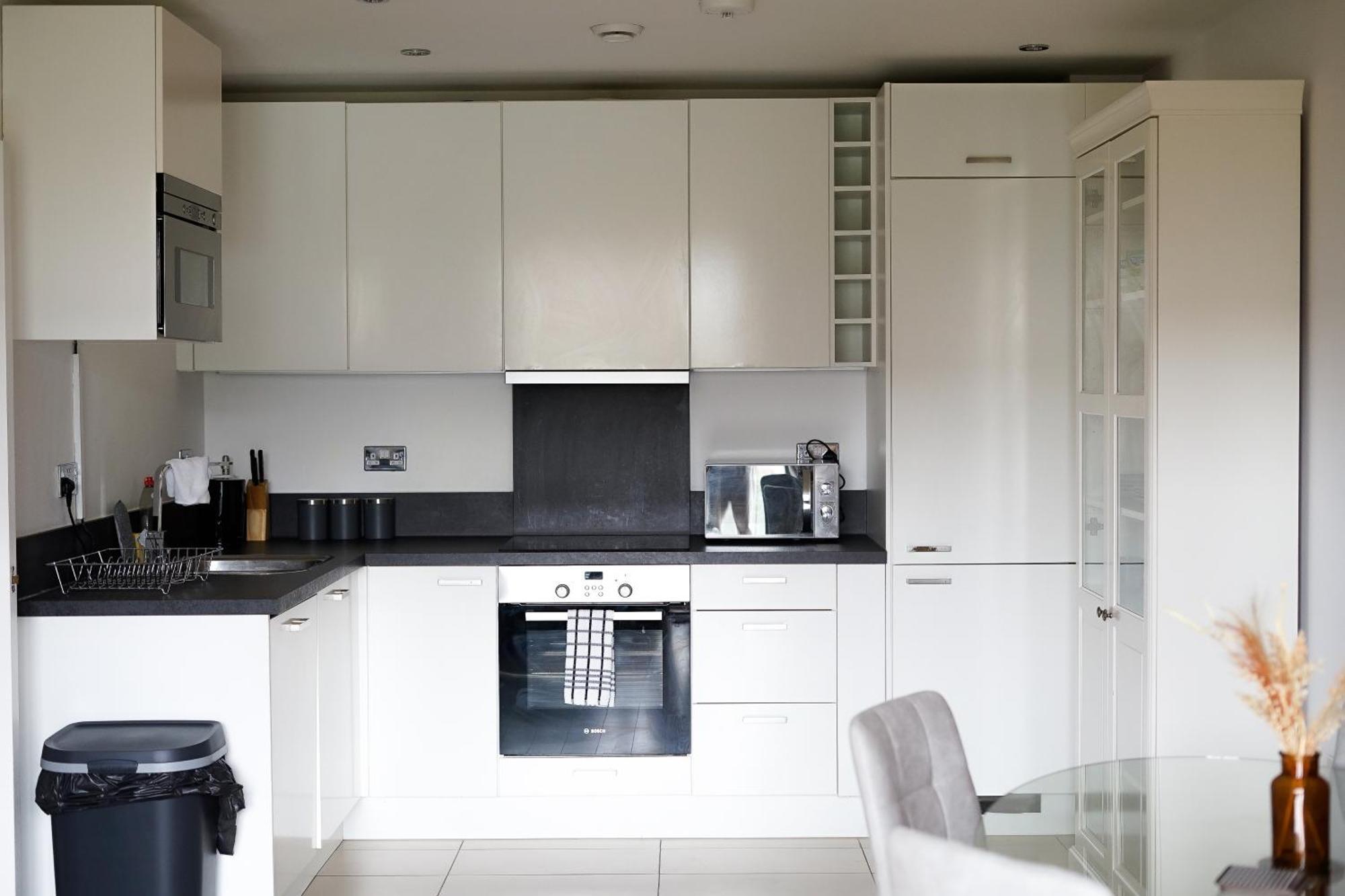 Spacious 2br 2ba Ground Floor In Rg2 - Ideal For Contractors & Business Stays, Free Parking & Sleeps Up To 7! Apartment