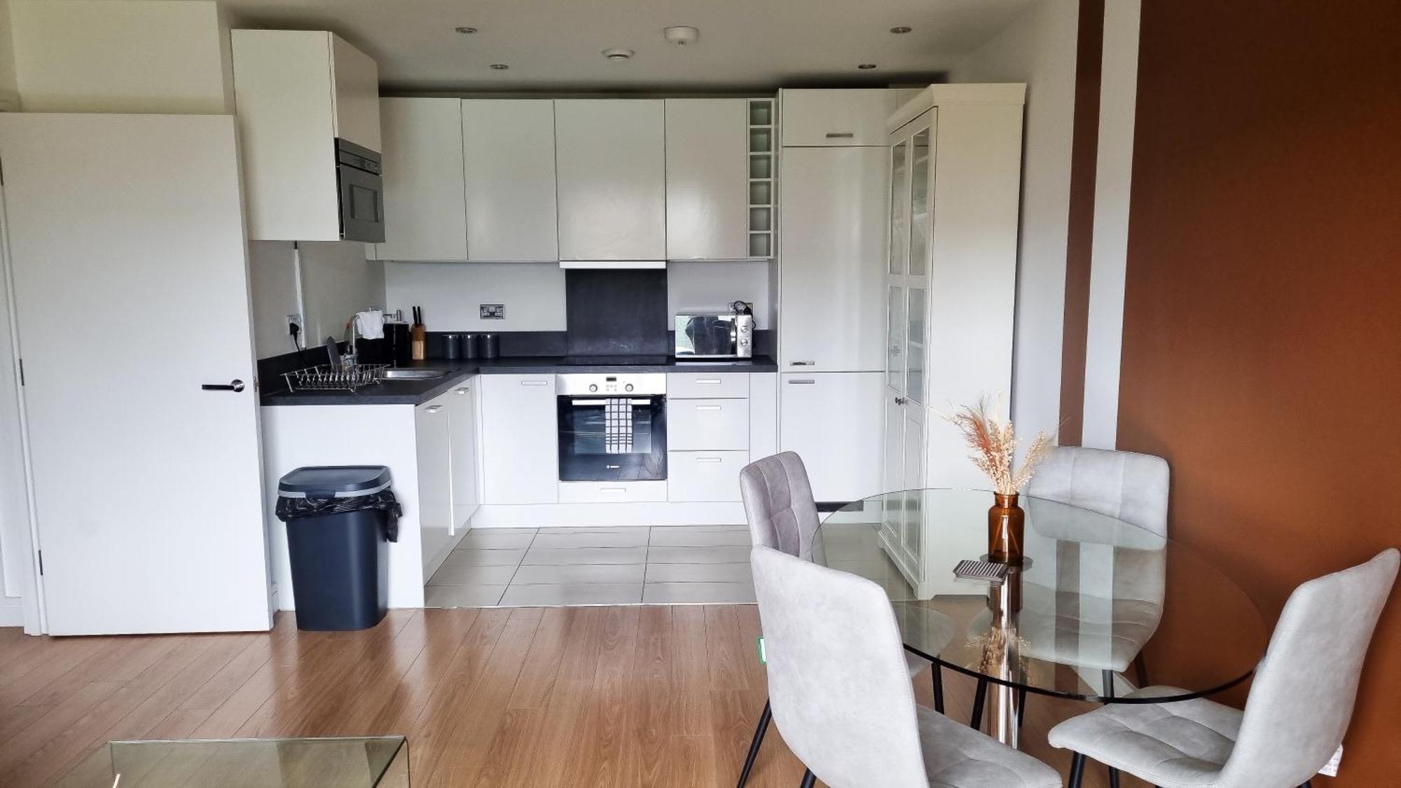 Spacious 2br 2ba Ground Floor In Rg2 - Ideal For Contractors & Business Stays, Free Parking & Sleeps Up To 7! *