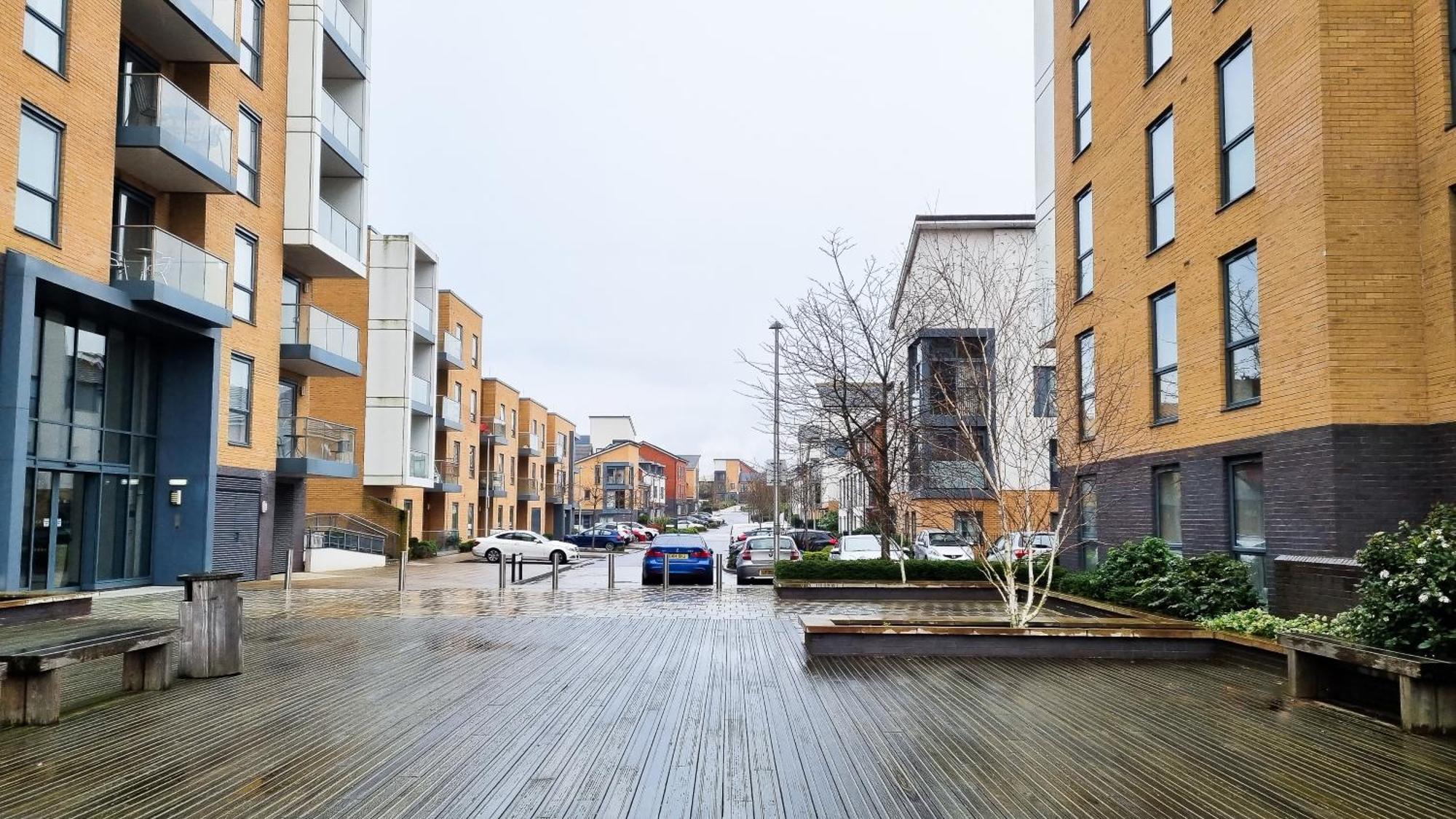 Spacious 2br 2ba Ground Floor In Rg2 - Ideal For Contractors & Business Stays, Free Parking & Sleeps Up To 7! Apartment