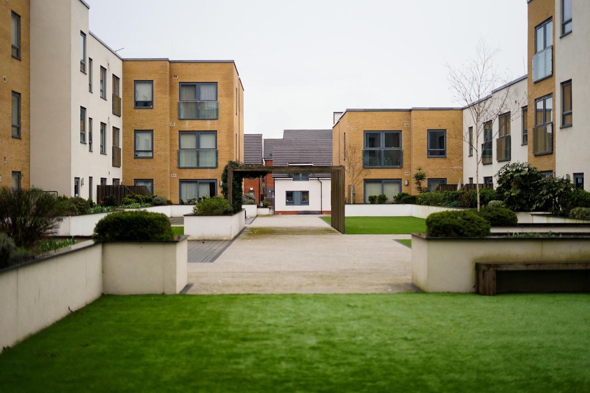 Spacious 2br 2ba Ground Floor In Rg2 - Ideal For Contractors & Business Stays, Free Parking & Sleeps Up To 7! Apartment *