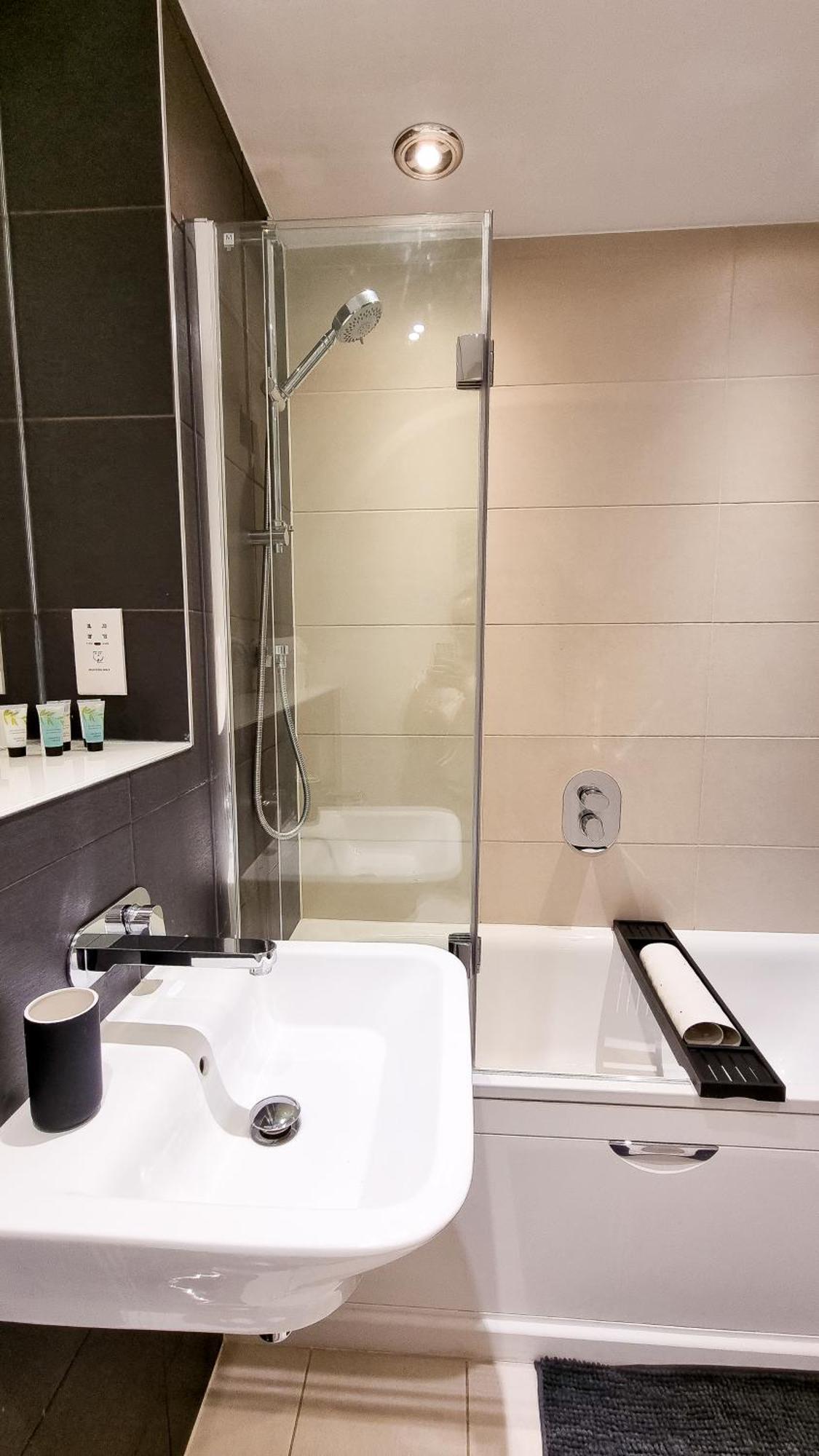 Spacious 2br 2ba Ground Floor In Rg2 - Ideal For Contractors & Business Stays, Free Parking & Sleeps Up To 7! * Reading