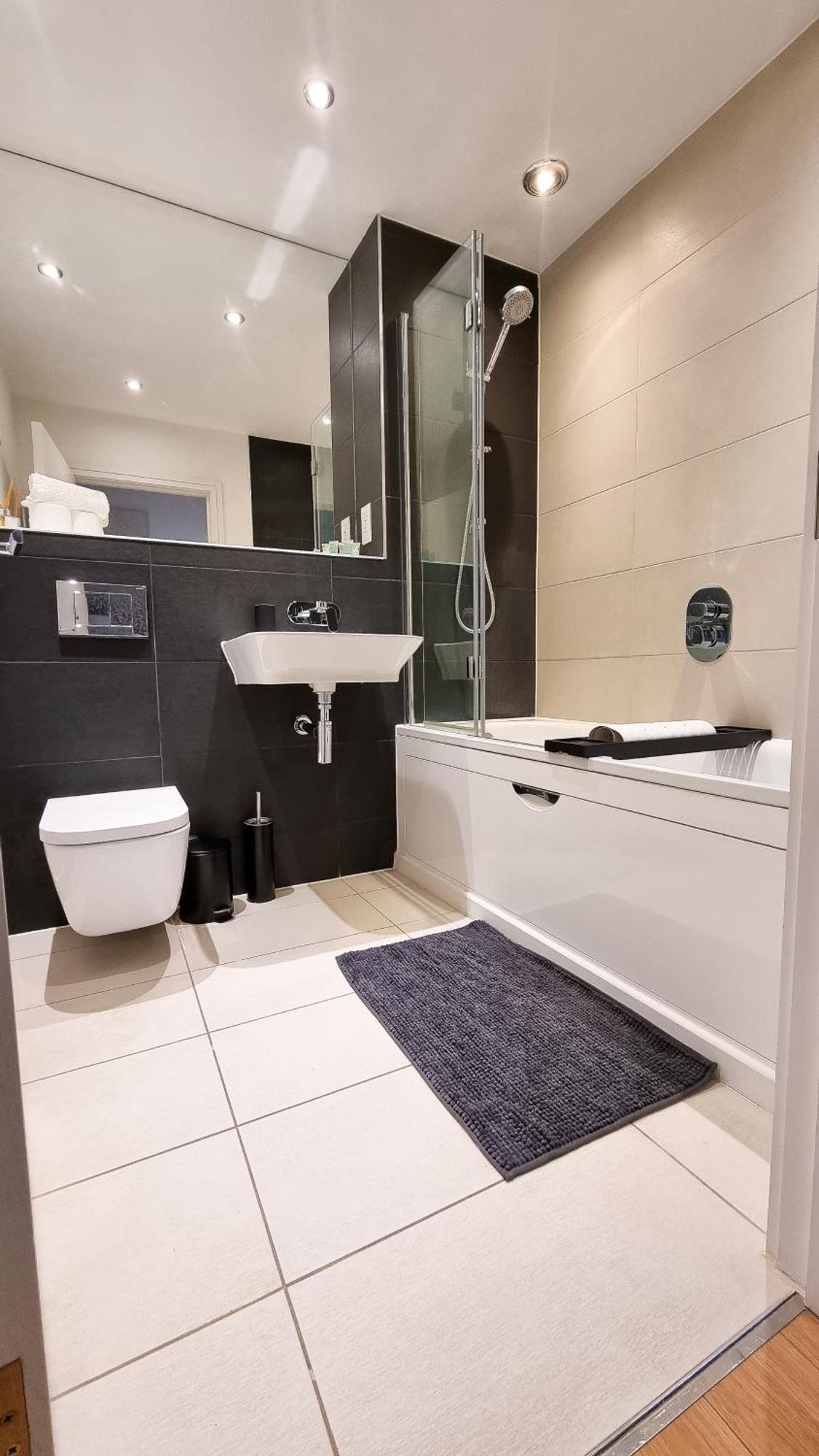 Spacious 2br 2ba Ground Floor In Rg2 - Ideal For Contractors & Business Stays, Free Parking & Sleeps Up To 7! Apartment