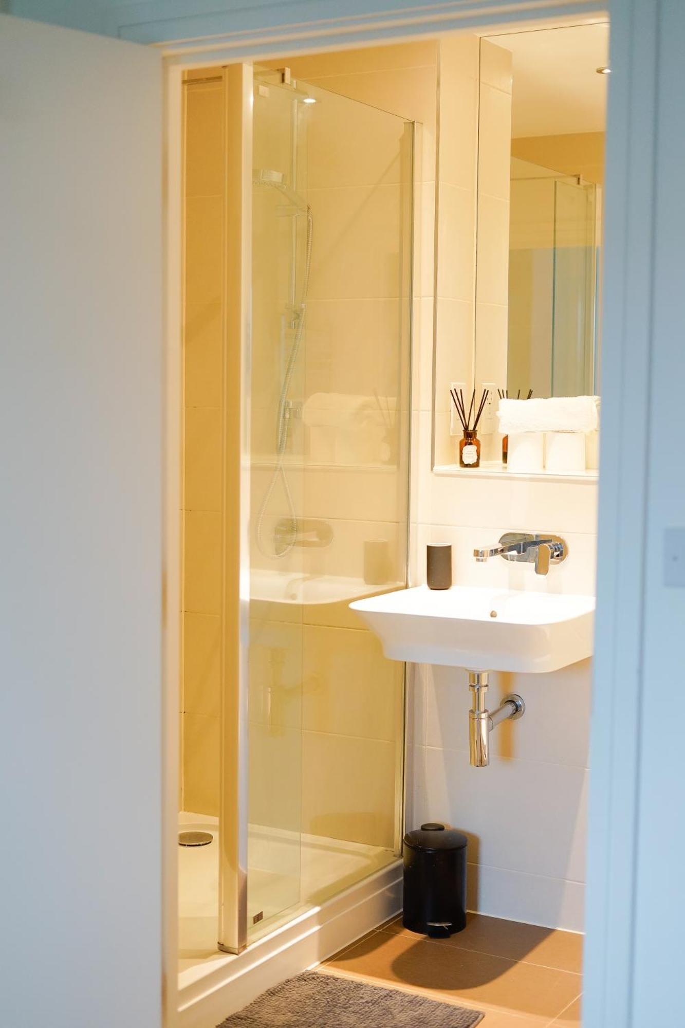 Spacious 2br 2ba Ground Floor In Rg2 - Ideal For Contractors & Business Stays, Free Parking & Sleeps Up To 7! Apartment Reading