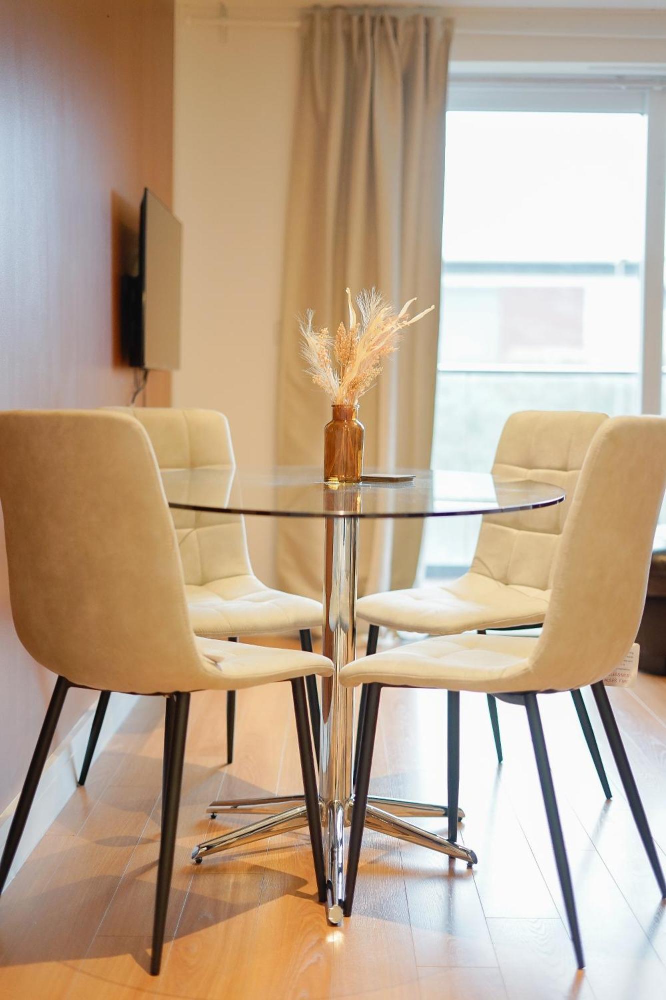 Spacious 2br 2ba Ground Floor In Rg2 - Ideal For Contractors & Business Stays, Free Parking & Sleeps Up To 7! *
