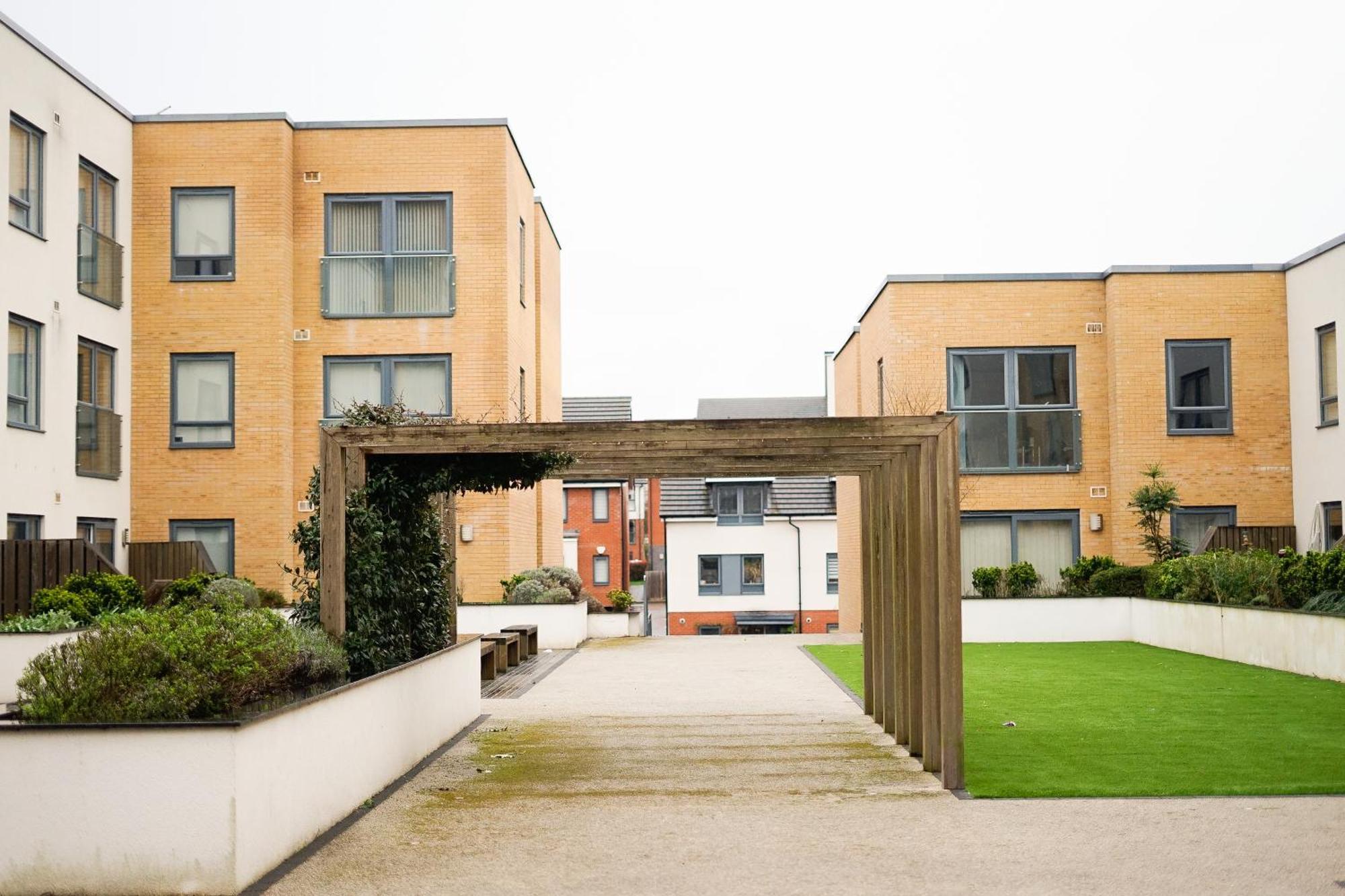 Spacious 2br 2ba Ground Floor In Rg2 - Ideal For Contractors & Business Stays, Free Parking & Sleeps Up To 7!
