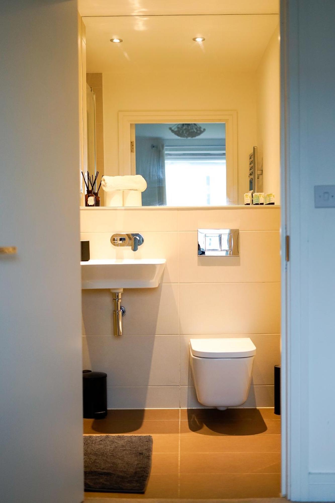 Spacious 2br 2ba Ground Floor In Rg2 - Ideal For Contractors & Business Stays, Free Parking & Sleeps Up To 7! Reading
