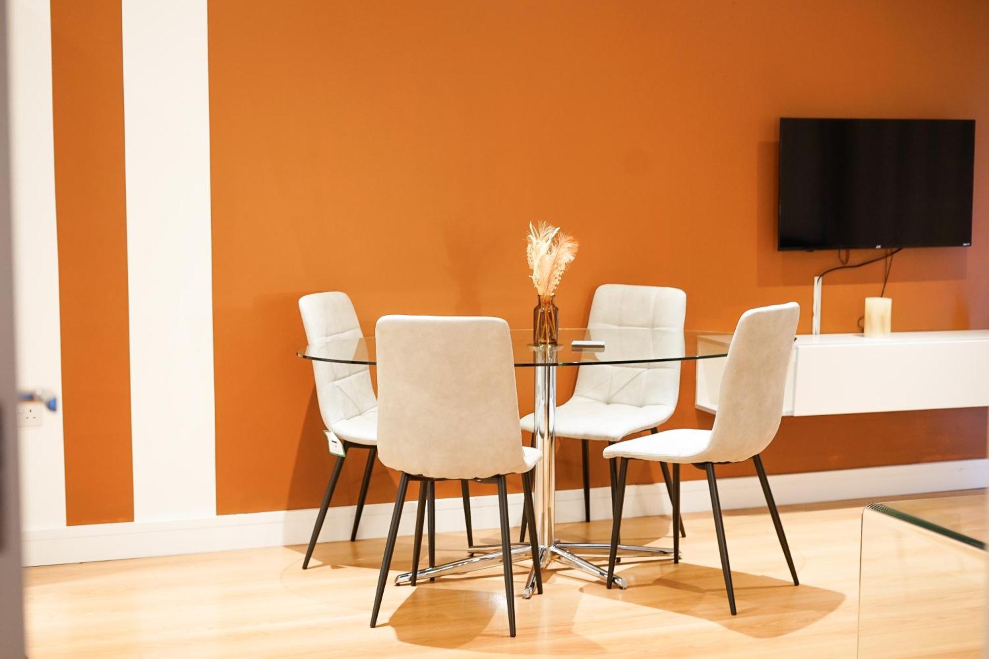 Apartment Spacious 2br 2ba Ground Floor In Rg2 - Ideal For Contractors & Business Stays, Free Parking & Sleeps Up To 7! *