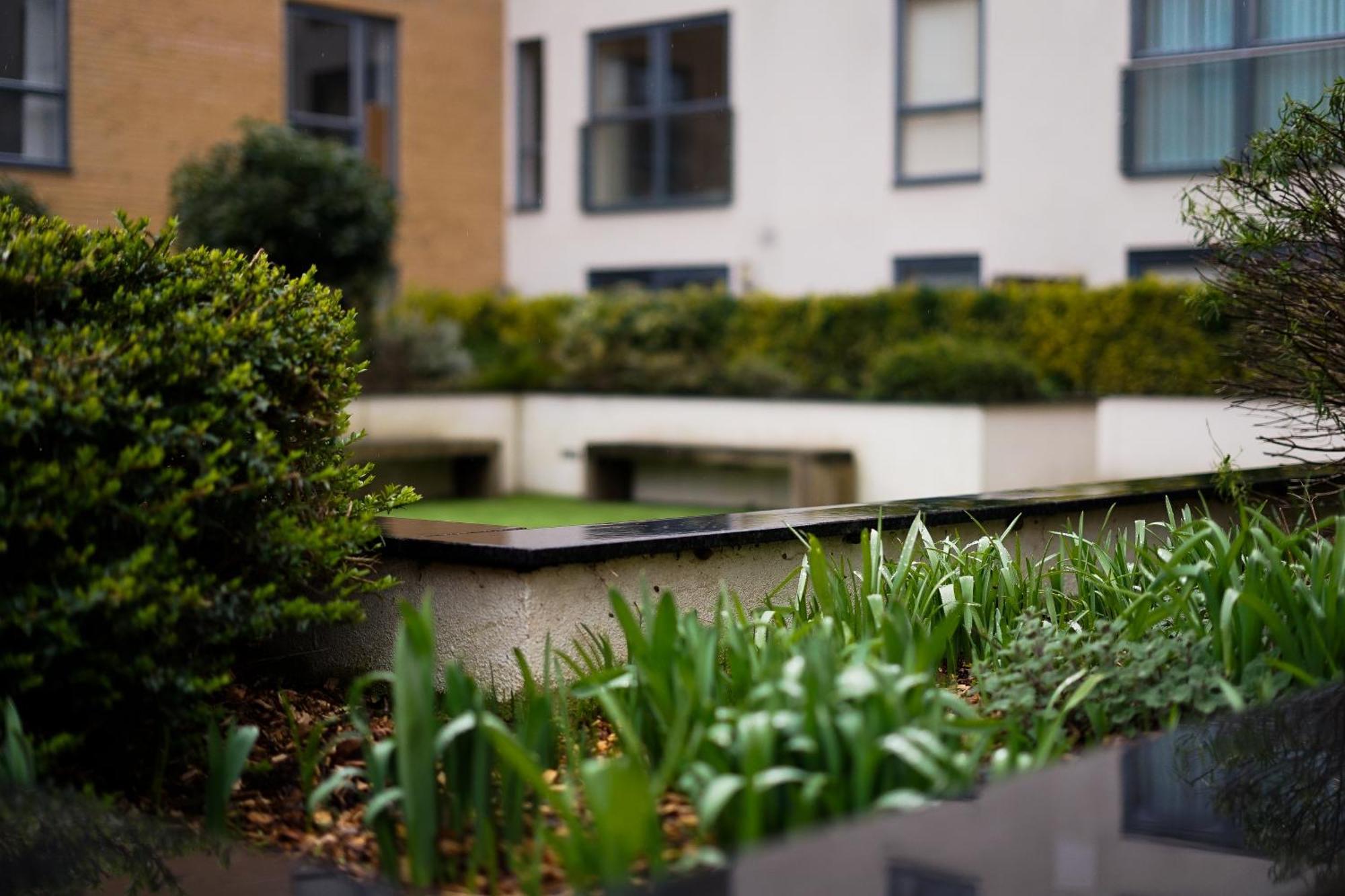 Spacious 2br 2ba Ground Floor In Rg2 - Ideal For Contractors & Business Stays, Free Parking & Sleeps Up To 7! *