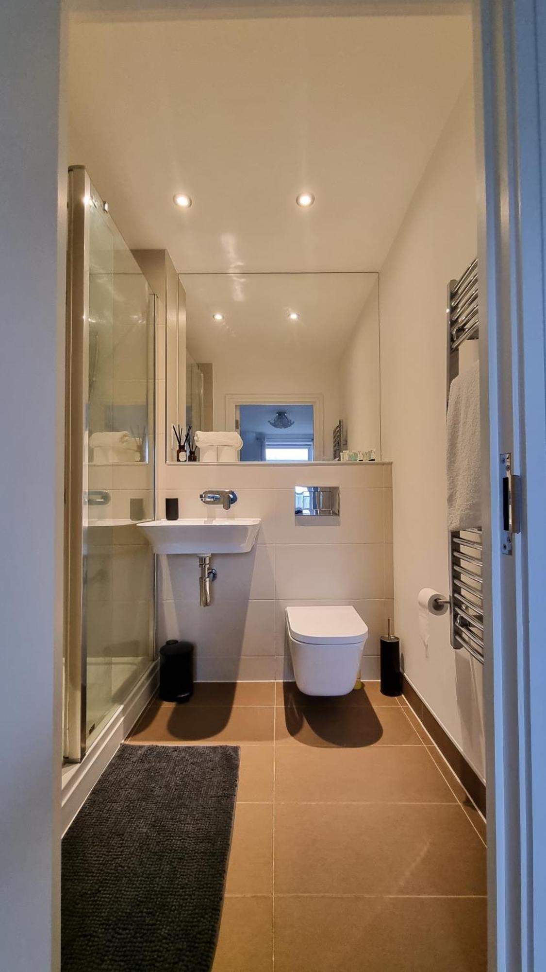 Spacious 2br 2ba Ground Floor In Rg2 - Ideal For Contractors & Business Stays, Free Parking & Sleeps Up To 7! Reading