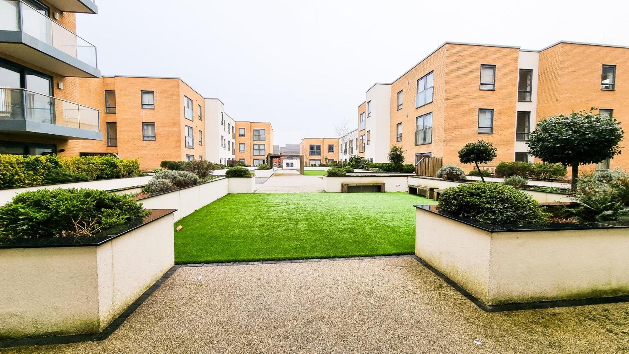 Spacious 2br 2ba Ground Floor In Rg2 - Ideal For Contractors & Business Stays, Free Parking & Sleeps Up To 7! Apartment
