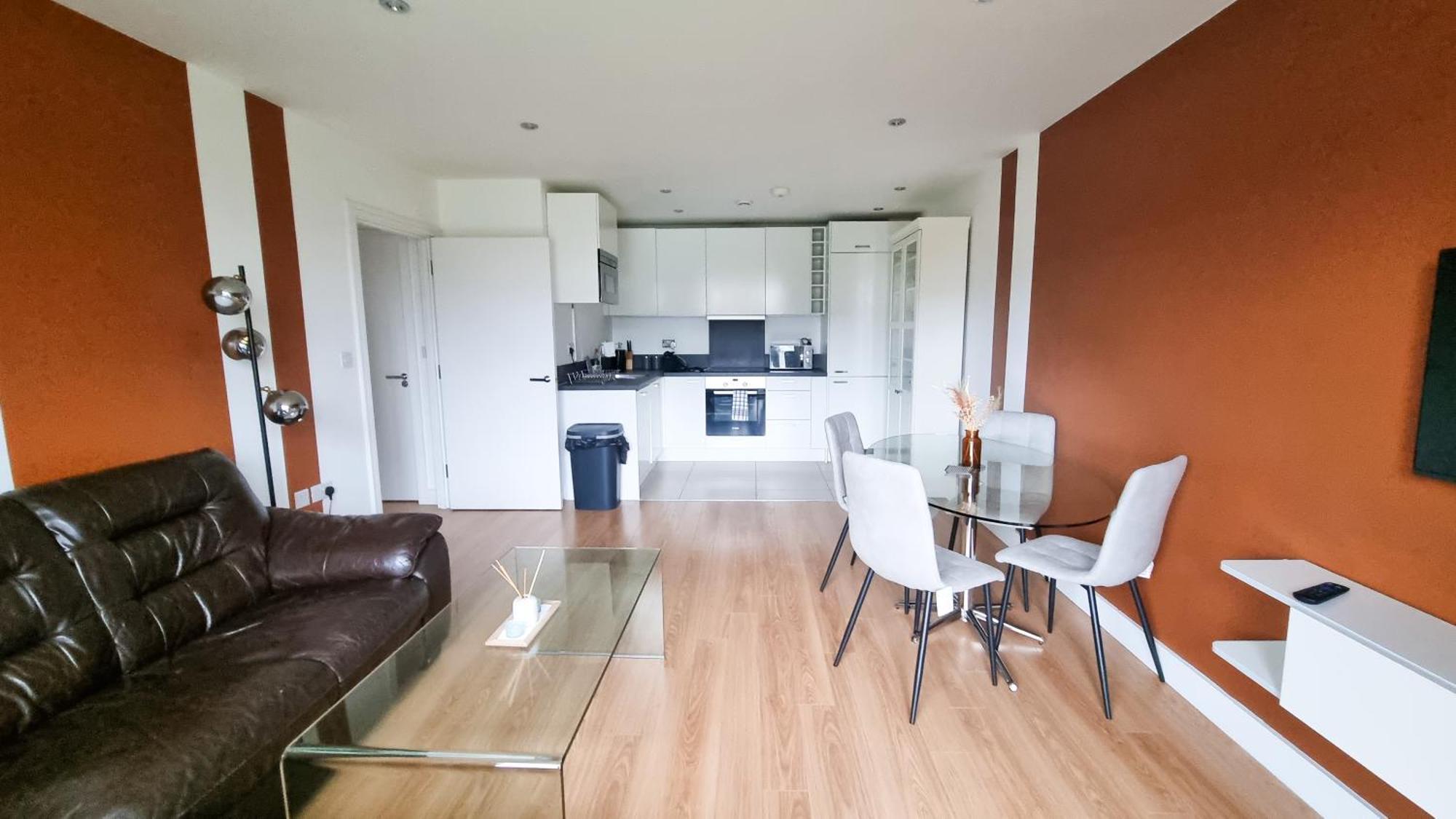 Spacious 2br 2ba Ground Floor In Rg2 - Ideal For Contractors & Business Stays, Free Parking & Sleeps Up To 7!