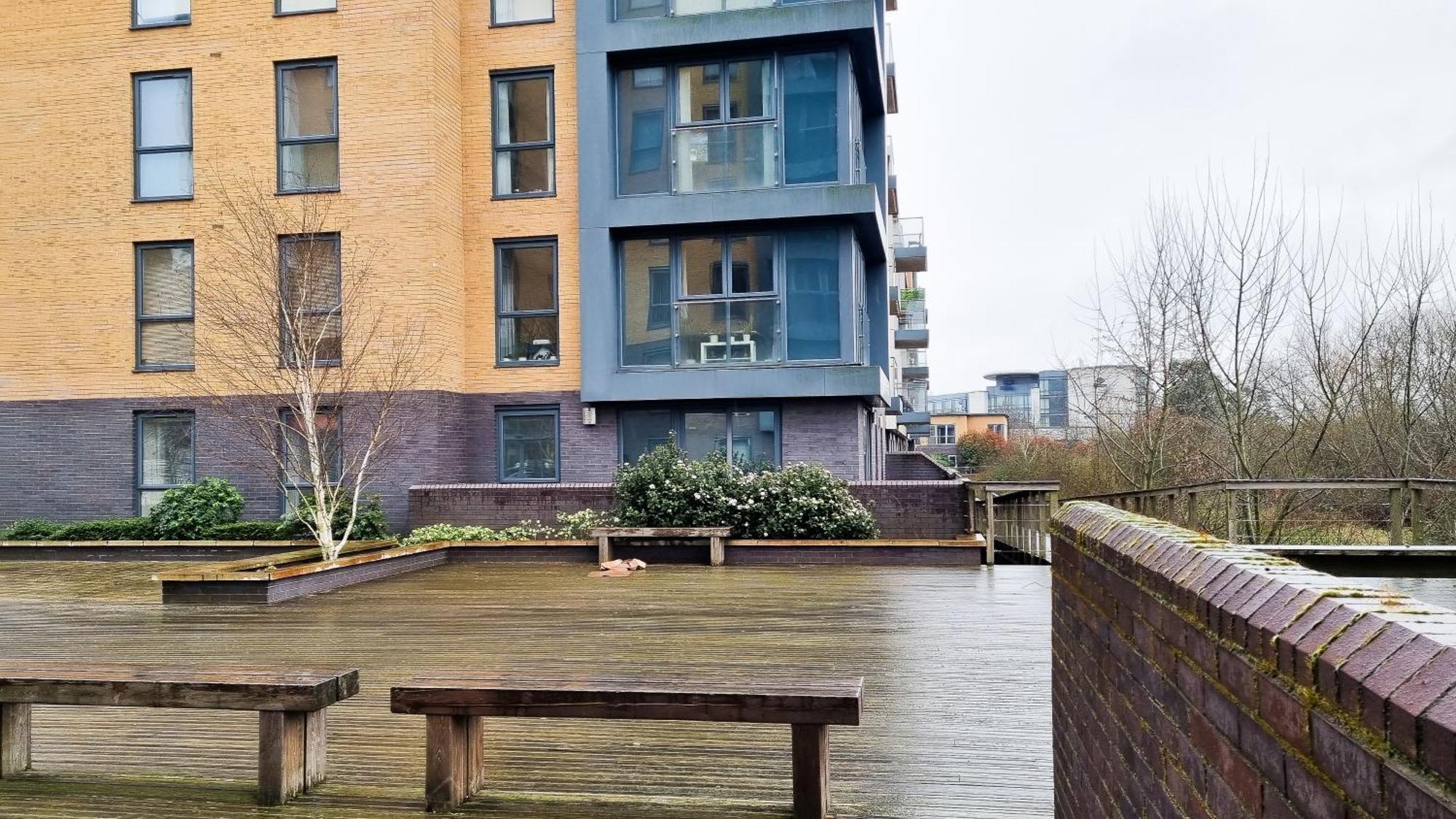 Apartment Spacious 2br 2ba Ground Floor In Rg2 - Ideal For Contractors & Business Stays, Free Parking & Sleeps Up To 7!