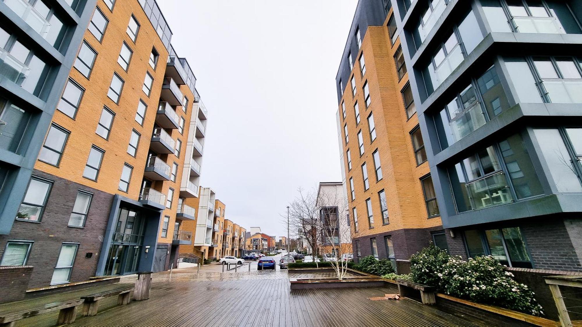 Spacious 2br 2ba Ground Floor In Rg2 - Ideal For Contractors & Business Stays, Free Parking & Sleeps Up To 7! Apartment
