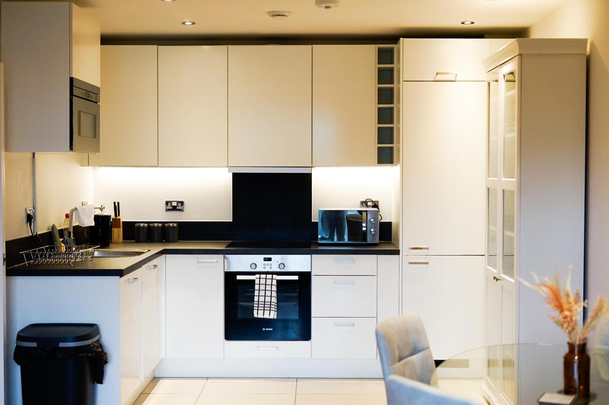 Spacious 2br 2ba Ground Floor In Rg2 - Ideal For Contractors & Business Stays, Free Parking & Sleeps Up To 7! Apartment *