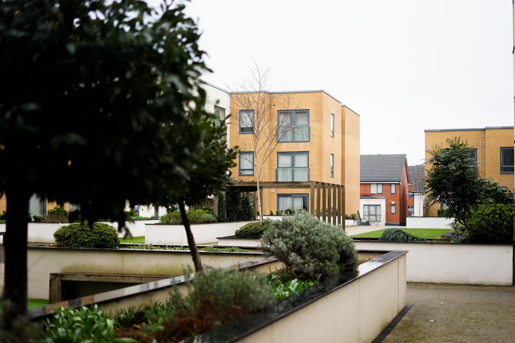 Spacious 2br 2ba Ground Floor In Rg2 - Ideal For Contractors & Business Stays, Free Parking & Sleeps Up To 7! Apartment *