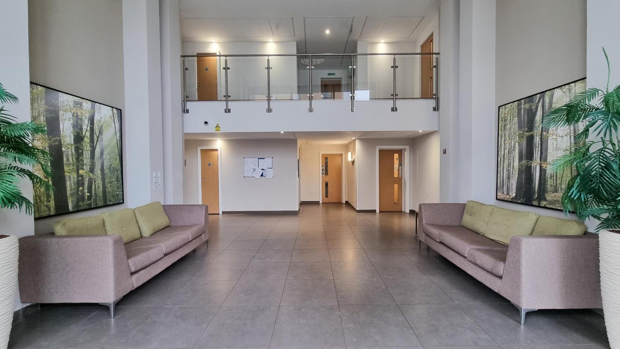 Spacious 2br 2ba Ground Floor In Rg2 - Ideal For Contractors & Business Stays, Free Parking & Sleeps Up To 7! * Reading