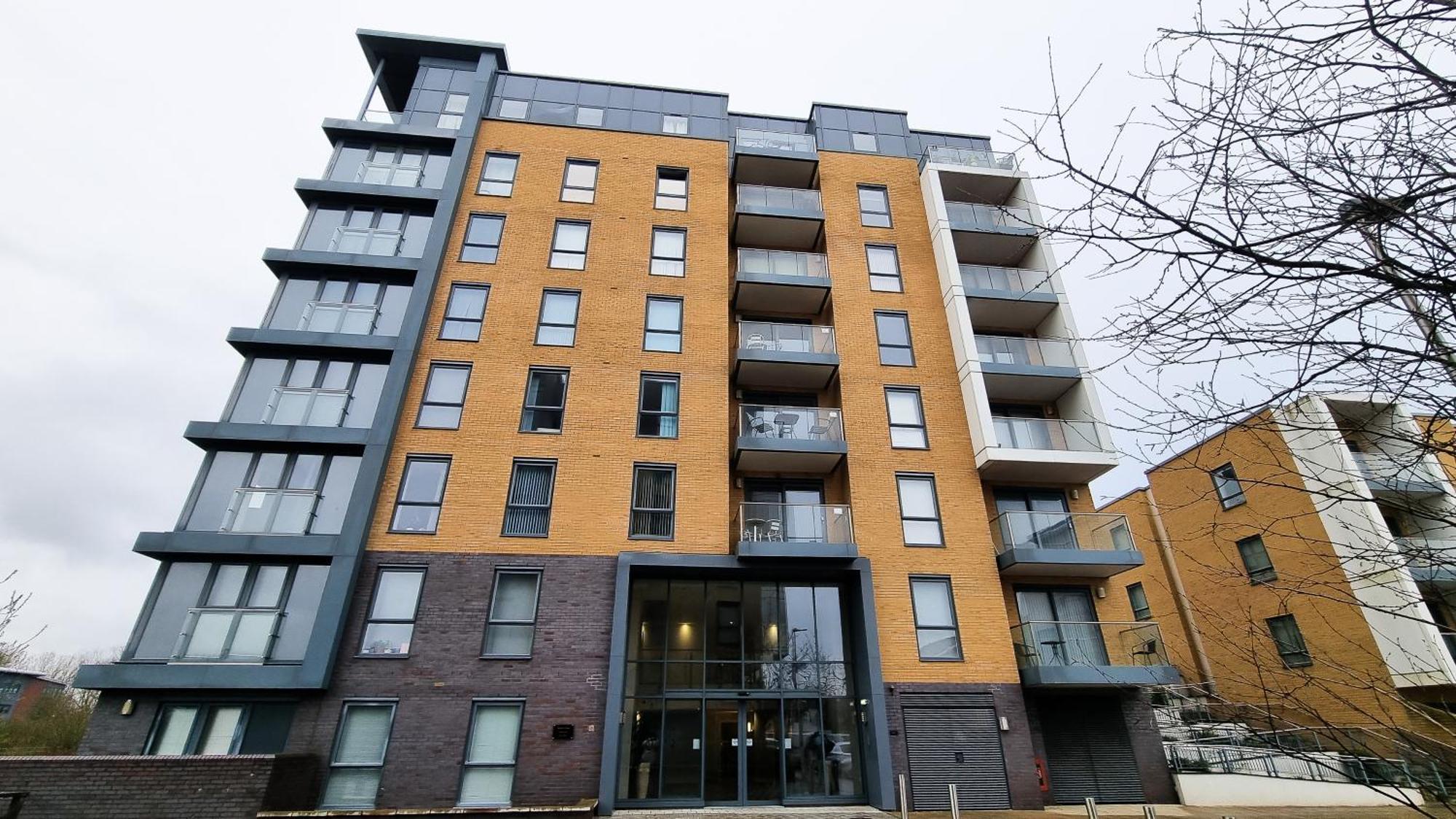 Apartment Spacious 2br 2ba Ground Floor In Rg2 - Ideal For Contractors & Business Stays, Free Parking & Sleeps Up To 7!