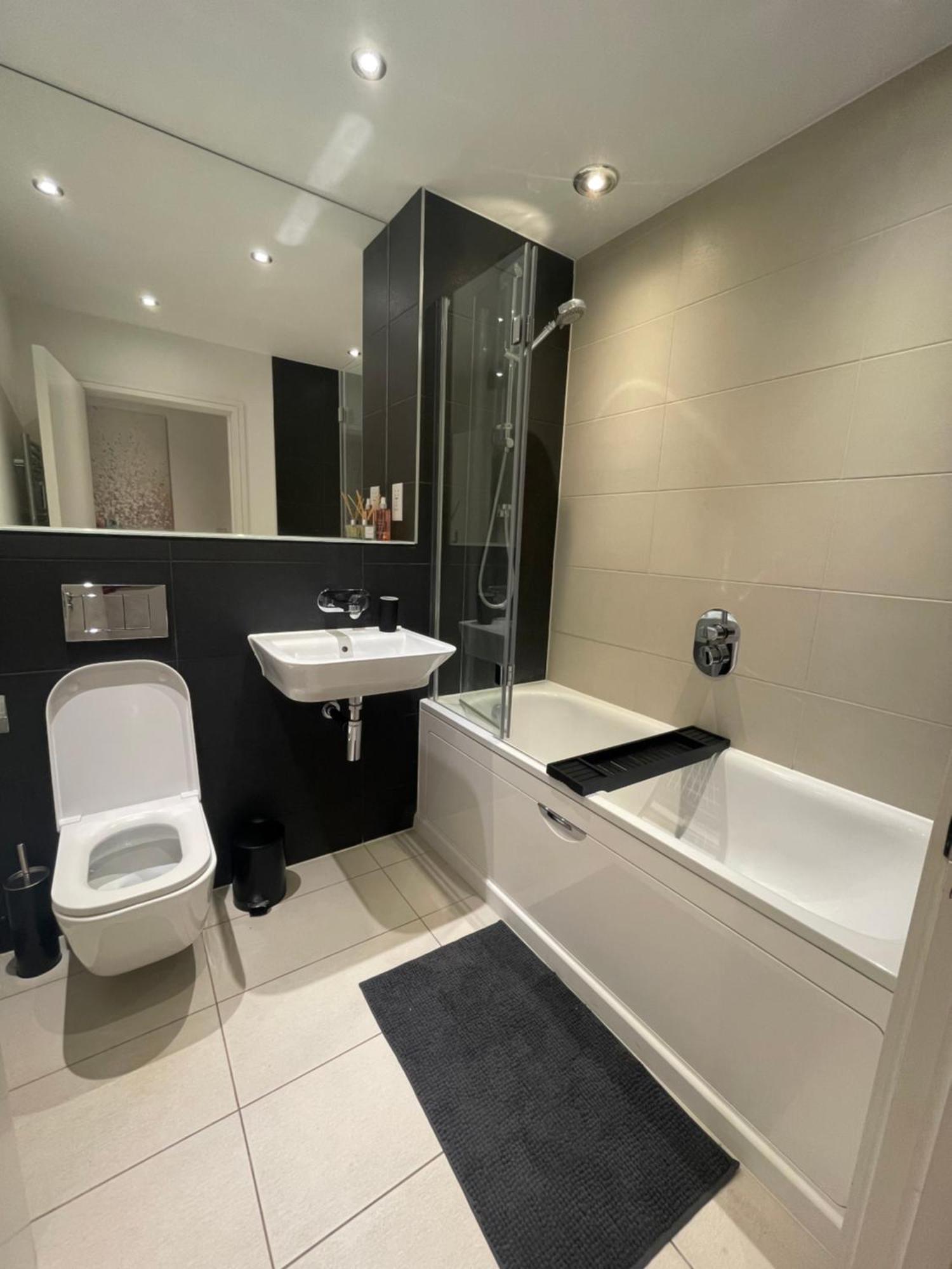 Spacious 2br 2ba Ground Floor In Rg2 - Ideal For Contractors & Business Stays, Free Parking & Sleeps Up To 7! Apartment
