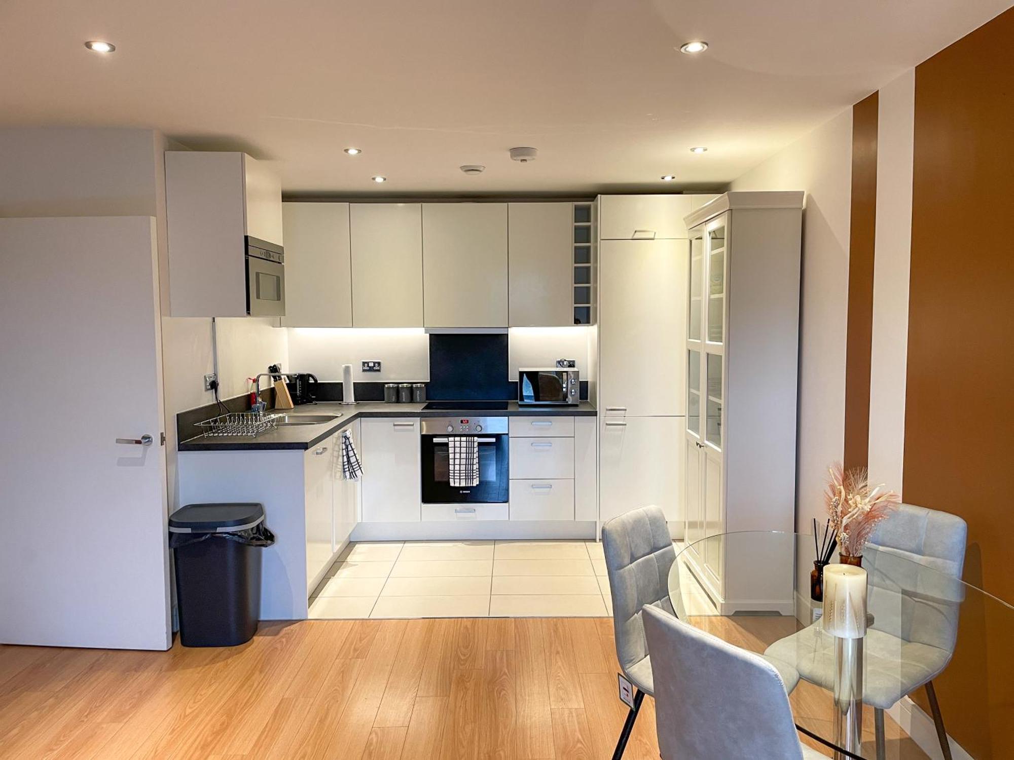 Apartment Spacious 2br 2ba Ground Floor In Rg2 - Ideal For Contractors & Business Stays, Free Parking & Sleeps Up To 7! Reading