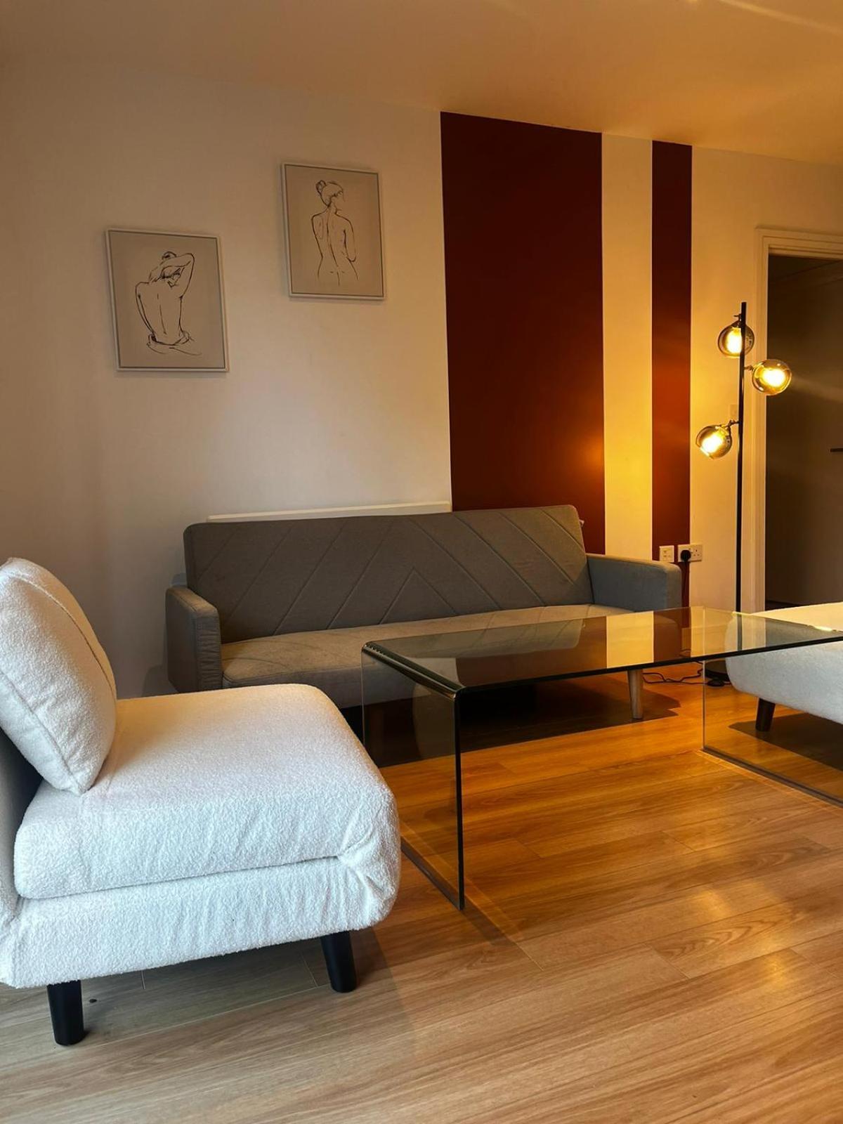 Apartment Spacious 2br 2ba Ground Floor In Rg2 - Ideal For Contractors & Business Stays, Free Parking & Sleeps Up To 7! *
