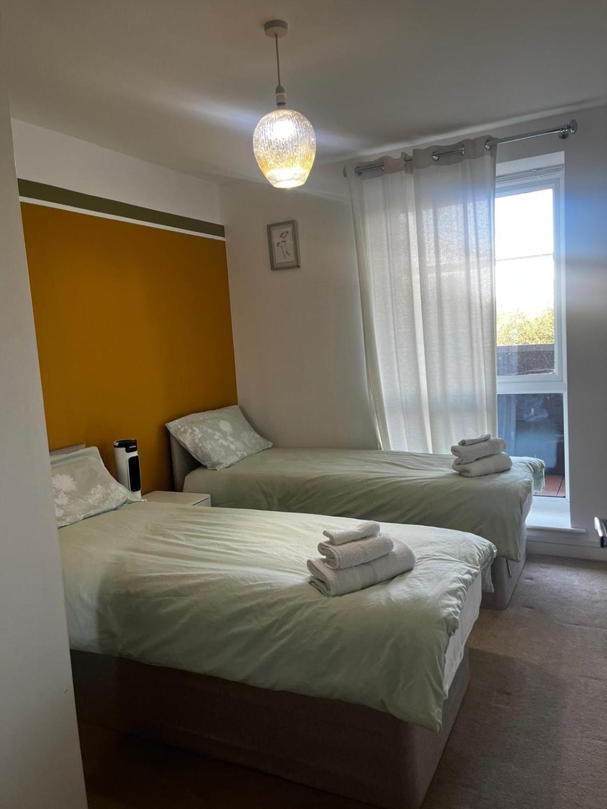 Spacious 2br 2ba Ground Floor In Rg2 - Ideal For Contractors & Business Stays, Free Parking & Sleeps Up To 7!